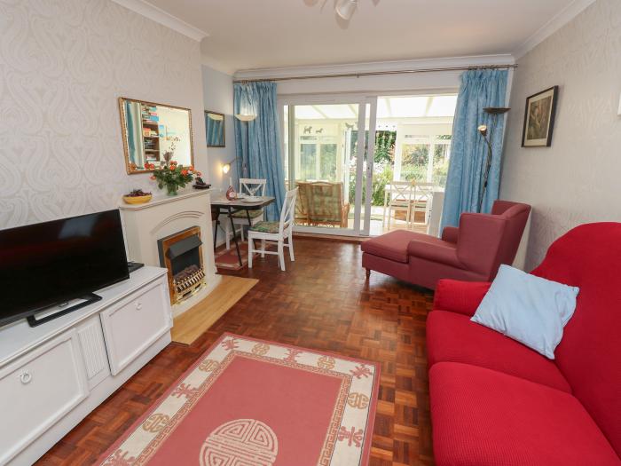 Coastal Haven, Felpham, West Sussex. Off-road parking. Pet-friendly. Close to shop, pub, beach.