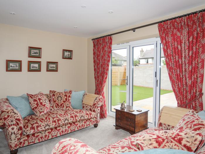 Cascon is in St Asaph, Denbighshire. Four-bedroom home, with enclosed garden and hot tub. Near AONB.