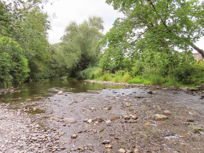 Cascon is in St Asaph, Denbighshire. Four-bedroom home, with enclosed garden and hot tub. Near AONB.