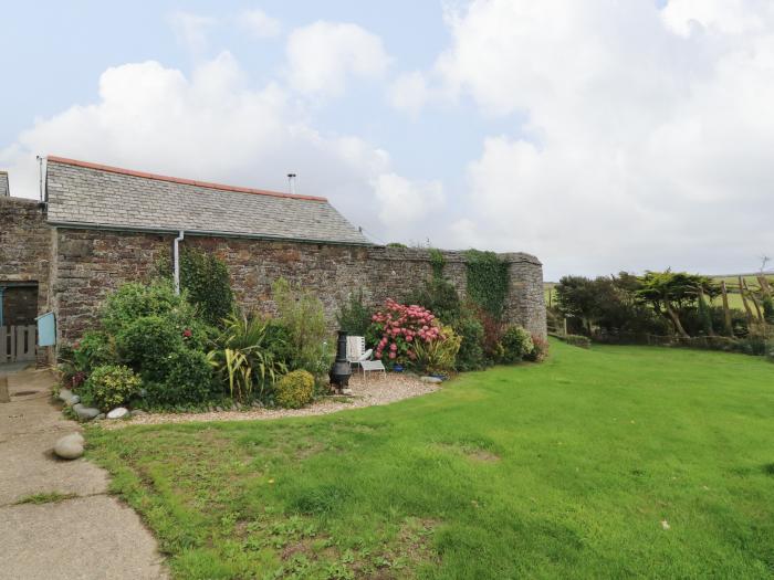 Puffins Nest, in Hartland in Devon. Near a National Park. Sea views. Countryside. Woodburning stove.