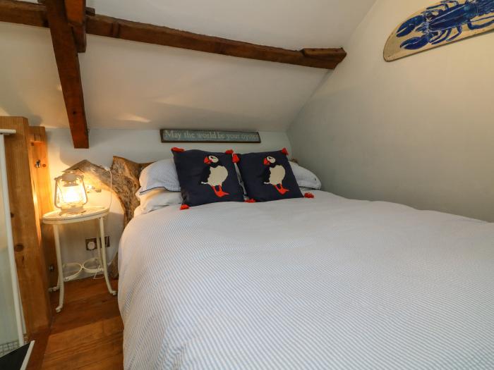 Puffins Nest, in Hartland in Devon. Near a National Park. Sea views. Countryside. Woodburning stove.