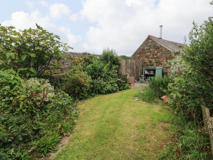 Puffins Nest, in Hartland in Devon. Near a National Park. Sea views. Countryside. Woodburning stove.