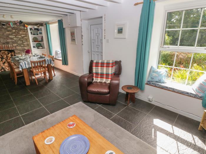 Briar Cottage, Neyland, Pembrokeshire. Off-road parking. Pets welcome. Woodburning stove. 2-bedrooms