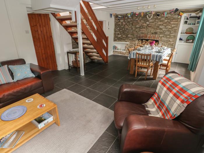 Briar Cottage, Neyland, Pembrokeshire. Off-road parking. Pets welcome. Woodburning stove. 2-bedrooms