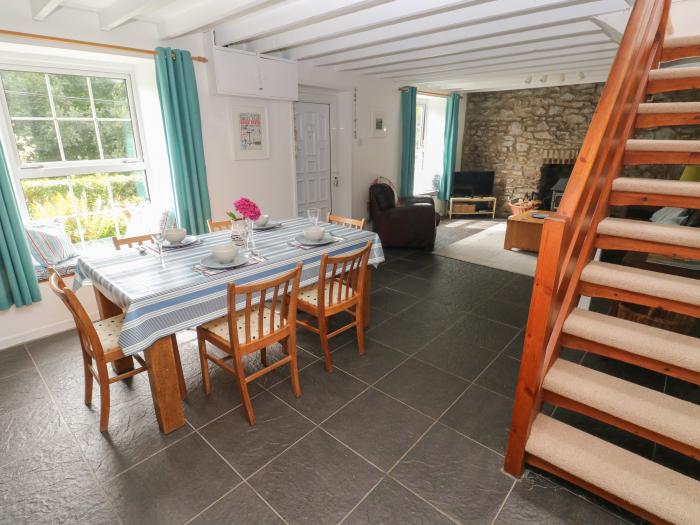 Briar Cottage, Neyland, Pembrokeshire. Off-road parking. Pets welcome. Woodburning stove. 2-bedrooms