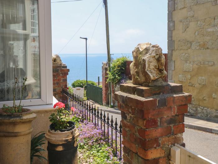 1 Durham Cottages, Ventnor, Isle of Wight. Pretty sea views. Close to amenities and beach. Near AONB