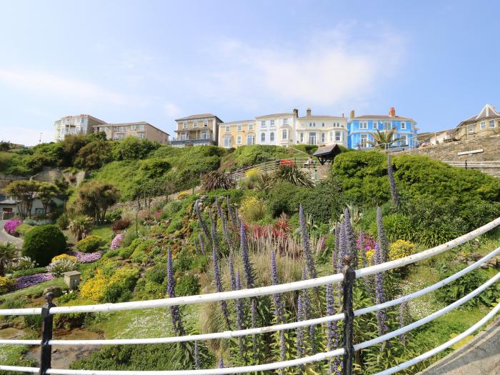 1 Durham Cottages, Ventnor, Isle of Wight. Pretty sea views. Close to amenities and beach. Near AONB