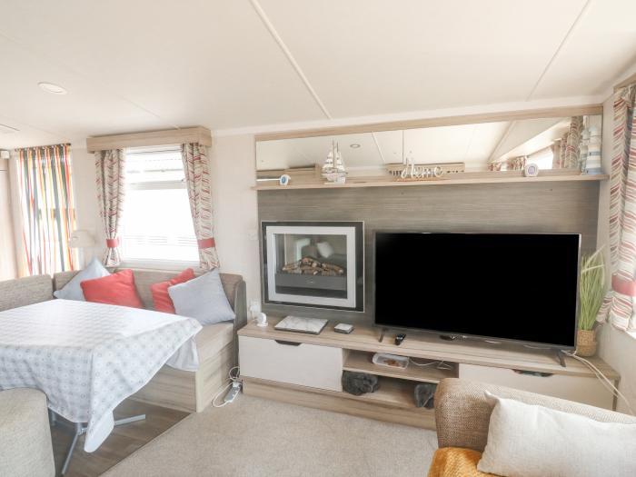 Goodison Devon Cliff, Exmouth, Devon. Three-bedroom lodge near beach and in AONB. On-site facilities