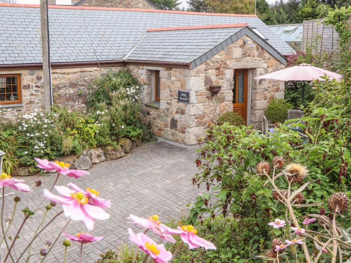 Little Riviere, Hayle, Cornwall. Detached barn settled on a farm estate. Two bedrooms. Pet-friendly.