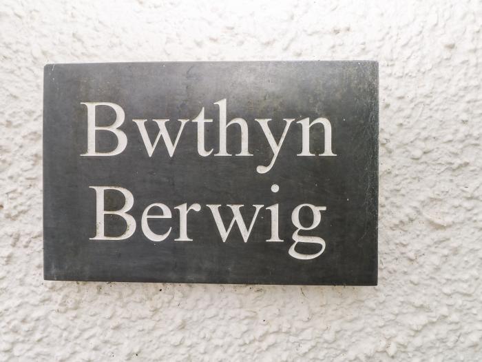 Bwthyn Berwig, in Llanrhidian, in Swansea. Three-bedroom home near amenities. Pet-friendly. Parking.