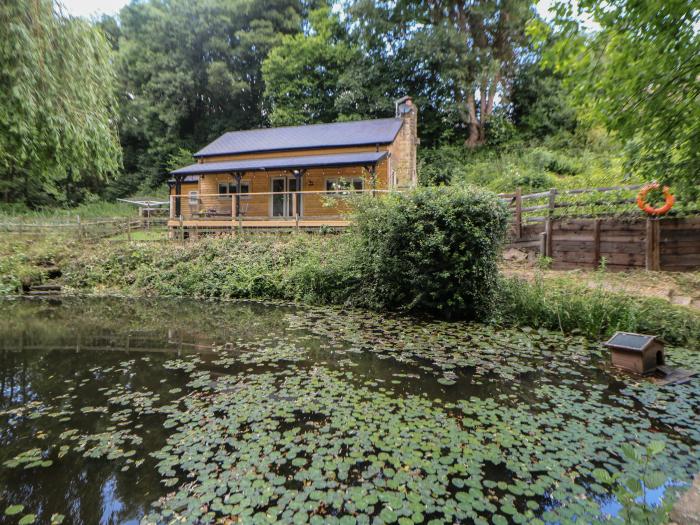 Heron Lodge in Barlow near Dronfield, Derbyshire. Idyllic lake setting. Decking. Pet-friendly. 2bed.