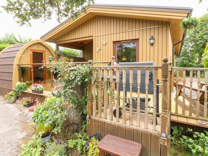 Burnside Lodge nr Fort William, Western Highlands. Log cabin. Private sauna. Decking. Wooden. 2-bed.
