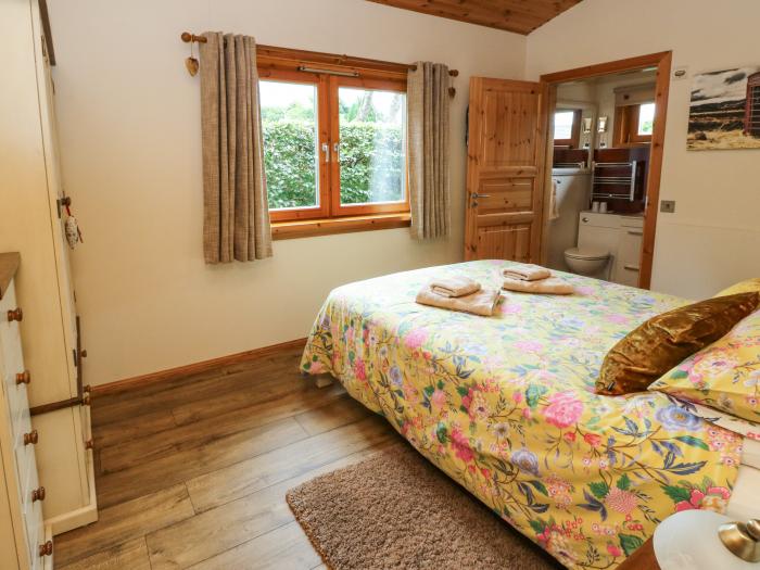 Burnside Lodge nr Fort William, Western Highlands. Log cabin. Private sauna. Decking. Wooden. 2-bed.