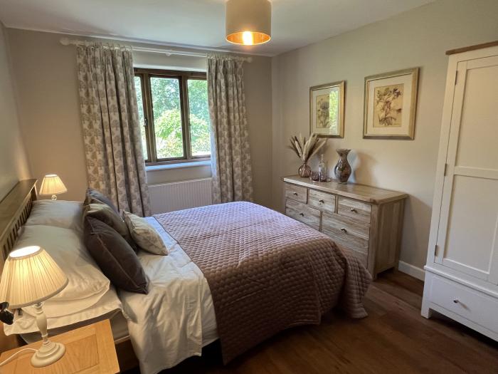 Willow Brook, Okeford Fitzpaine, Dorset. Single-storey. Two bedrooms. Pet-friendly. Off-road parking