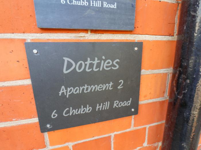 Dotties Apartment, Whitby, North Yorkshire. Close to a shop, a pub and a beach. Open-plan. TV. WiFi.