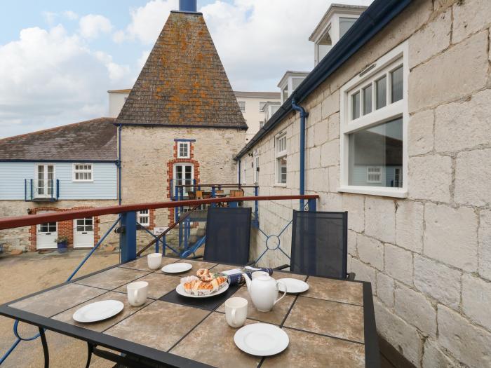 Spindrift is upon Brewers Quay Harbour, in Dorset. Four-bedroom home near amenities, and the harbour