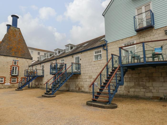 Spindrift is upon Brewers Quay Harbour, in Dorset. Four-bedroom home near amenities, and the harbour