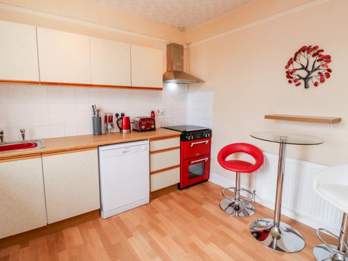 Flat 2, Teignmouth, Dorset. Close to a shop, a pub, a river and a beach. 2 bedrooms. WiFi.