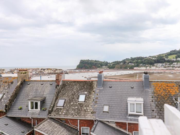 Flat 2, Teignmouth, Dorset. Close to a shop, a pub, a river and a beach. 2 bedrooms. WiFi.