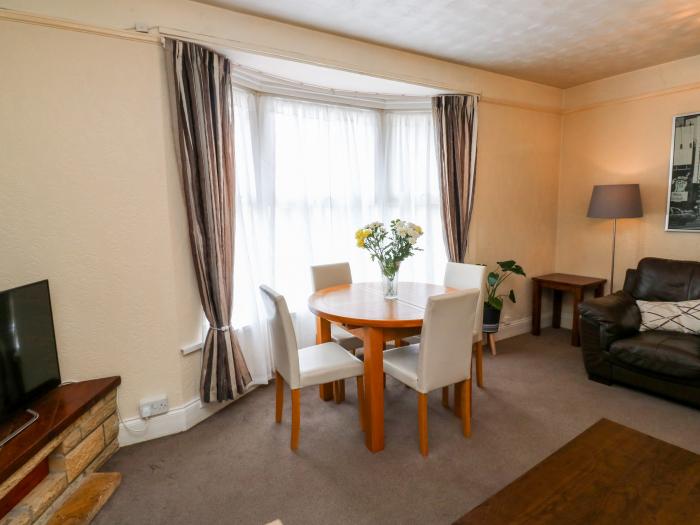 Flat 2, Teignmouth, Dorset. Close to a shop, a pub, a river and a beach. 2 bedrooms. WiFi.