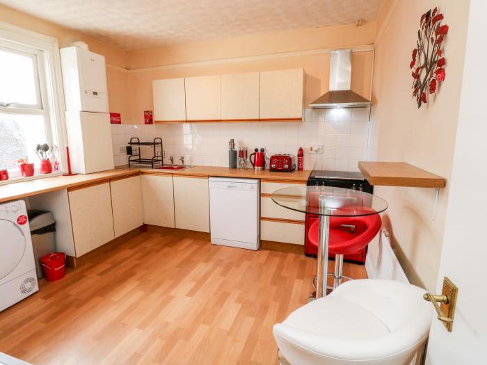 Flat 2, Teignmouth, Dorset. Close to a shop, a pub, a river and a beach. 2 bedrooms. WiFi.