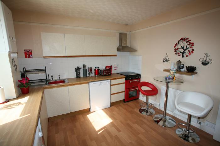 Flat 2, Teignmouth, Dorset. Close to a shop, a pub, a river and a beach. 2 bedrooms. WiFi.