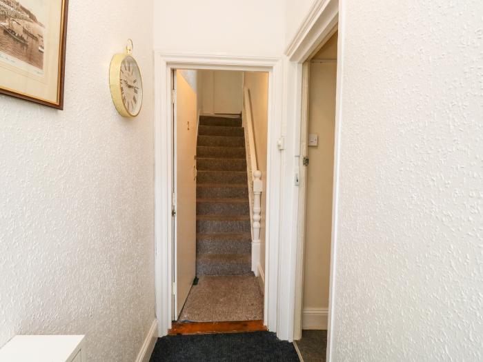 Flat 1, Teignmouth, Dorset. Close to a shop, a pub, a river and a beach. two bedrooms. WiFi