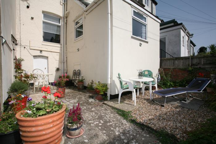 Flat 1, Teignmouth, Dorset. Close to a shop, a pub, a river and a beach. two bedrooms. WiFi