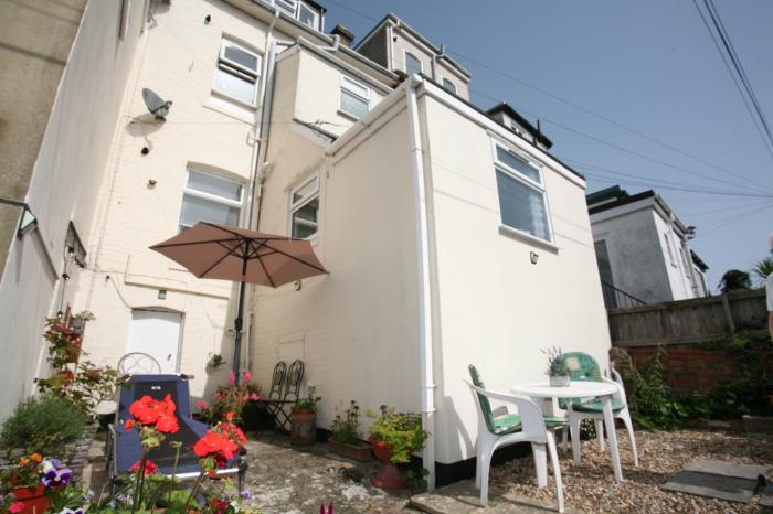 Flat 1, Teignmouth, Dorset. Close to a shop, a pub, a river and a beach. two bedrooms. WiFi