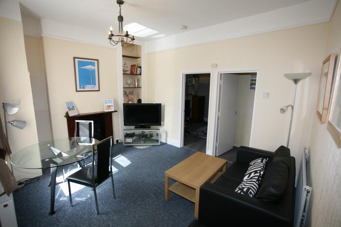 Flat 1, Teignmouth, Dorset. Close to a shop, a pub, a river and a beach. two bedrooms. WiFi