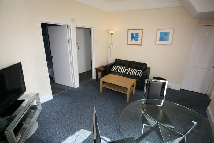 Flat 1, Teignmouth, Dorset. Close to a shop, a pub, a river and a beach. two bedrooms. WiFi