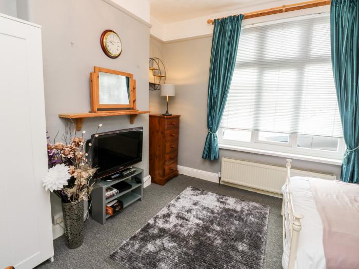 Flat 1, Teignmouth, Dorset. Close to a shop, a pub, a river and a beach. two bedrooms. WiFi