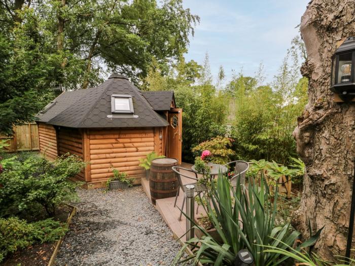 Oak, Ulverston, Cumbria. Studio-style pod ideal for a couple and one well-behaved dog. National Park