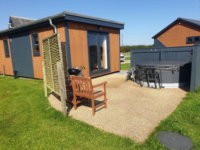 The Lotus, Fitling, near Burton Pidsea, East Riding of Yorkshire. Hot tub. Smart TV. Child-friendly.