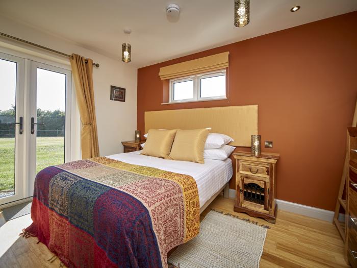 The Raj, Fitling, near Burton Pidsea, East Riding of Yorkshire. Hot tub. Woodburning stove. Smart TV