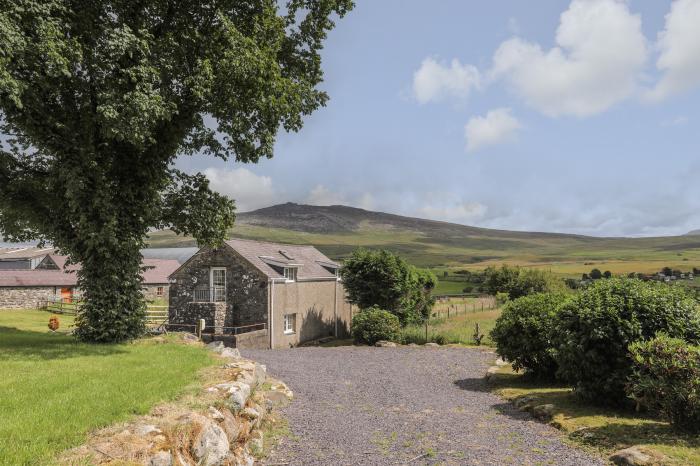 Bwthyn Derwin Fawr in Garndolbenmaen near Penygroes, Gwynedd. Near a National Park. Enclosed garden.