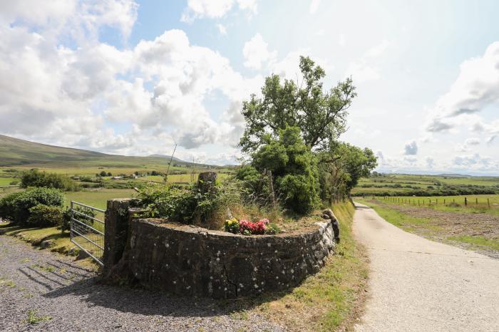 Bwthyn Derwin Fawr in Garndolbenmaen near Penygroes, Gwynedd. Near a National Park. Enclosed garden.