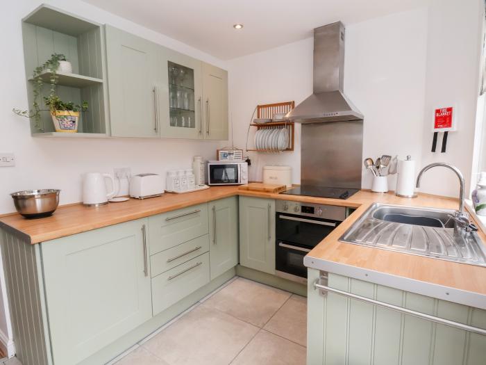 Bluebell Cottage in Ormskirk, Lancashire. Pet-friendly. Enclosed courtyard. Near amenities. Smart TV