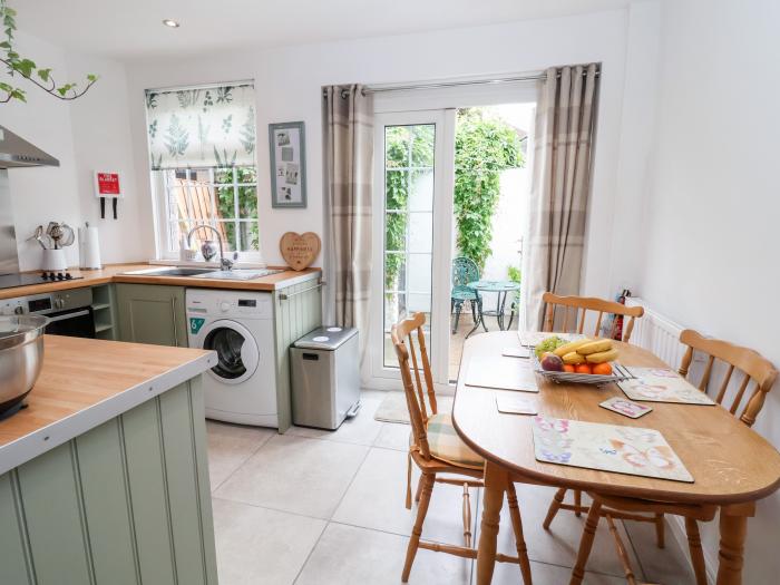 Bluebell Cottage in Ormskirk, Lancashire. Pet-friendly. Enclosed courtyard. Near amenities. Smart TV