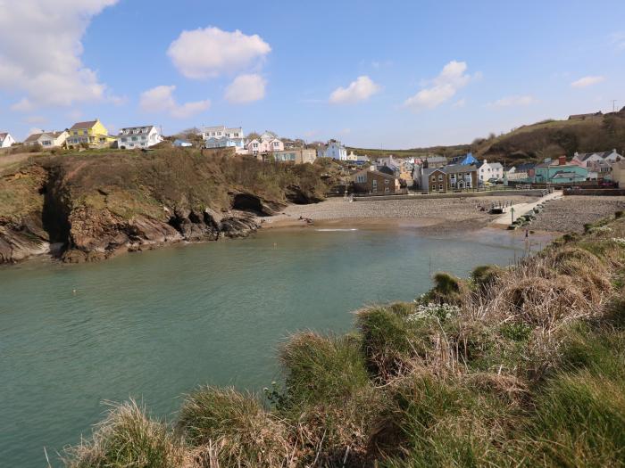 Sandy Bay Retreat, in Hasguard Cross, Broad Haven, Pembrokeshire. Open plan. Smart TV. Electric fire