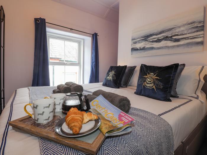 Ty Rhos is located in Cardigan, Ceredigion. Two-bedroom home resting centrally, near amenities. Pets