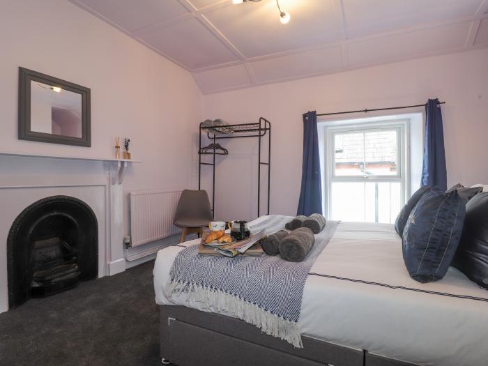 Ty Rhos is located in Cardigan, Ceredigion. Two-bedroom home resting centrally, near amenities. Pets