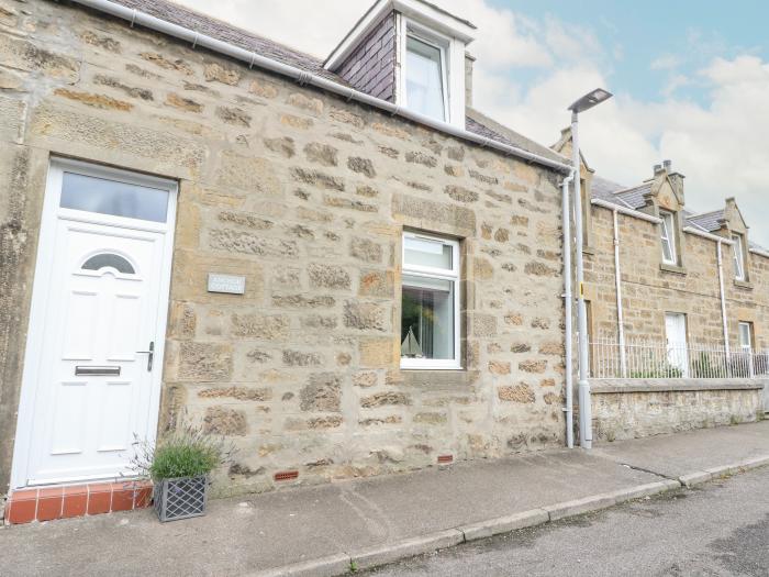 Anchor Cottage, Hopeman, Moray. Two-bedroom cottage near the beach and amenities. Pets and families.