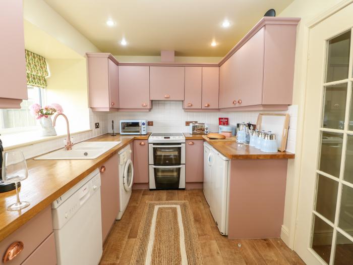 The Granary is in Longwitton near Morpeth, Northumbria. 2bed. Off-road parking. Open-plan. Smart TV.