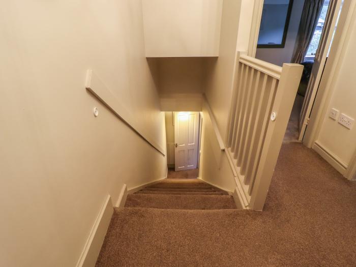 20 Wool Road, in Uppermill, Greater Manchester. Close to amenities. Pet-friendly. Near National Park