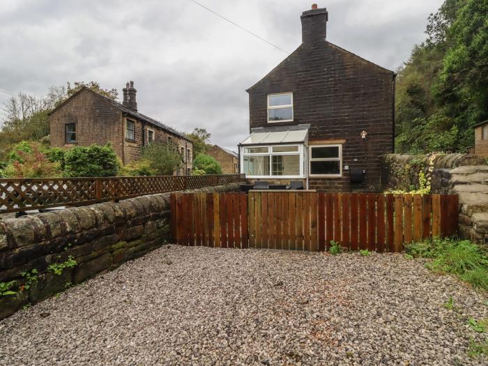 20 Wool Road, in Uppermill, Greater Manchester. Close to amenities. Pet-friendly. Near National Park