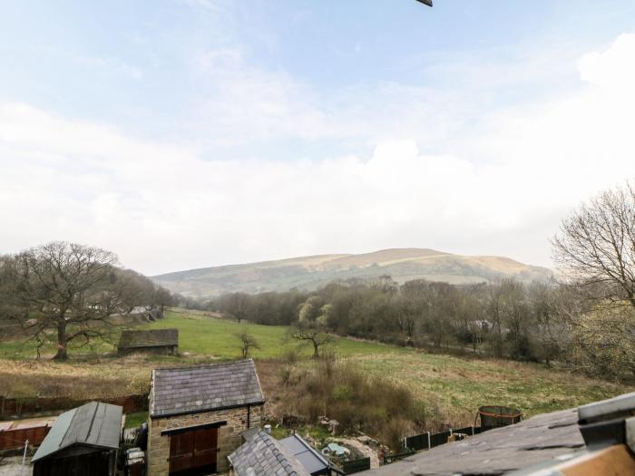 Lantern View, rests in Hayfield, in Derbyshire. Near National Park. Four-bedroom home. Pet-friendly.
