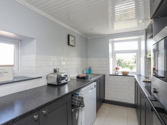 Maes Y Ffynnon, Nefyn, Gwynedd. Over three floors. Four bedrooms. Beach near. Pet-friendly. Smart TV