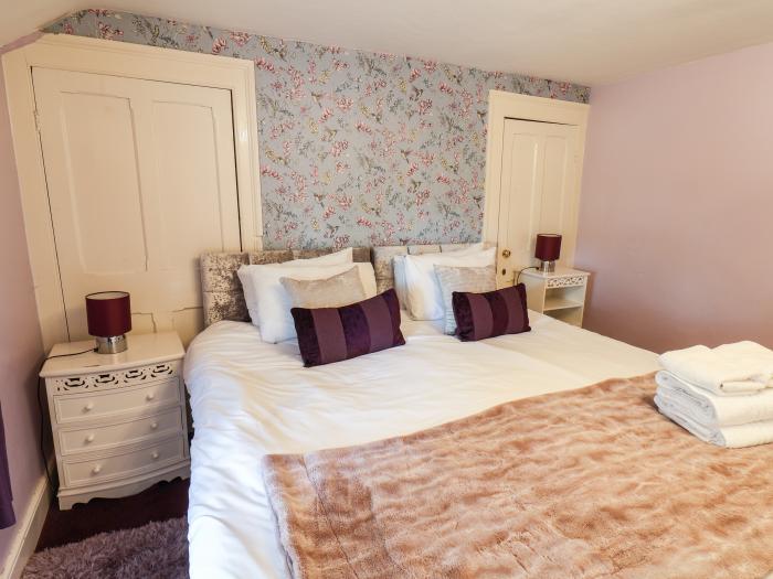 Lena's Lodge, Easington, North Yorkshire. Close to a shop and a pub. En-suite bedrooms. WiFi and TV.