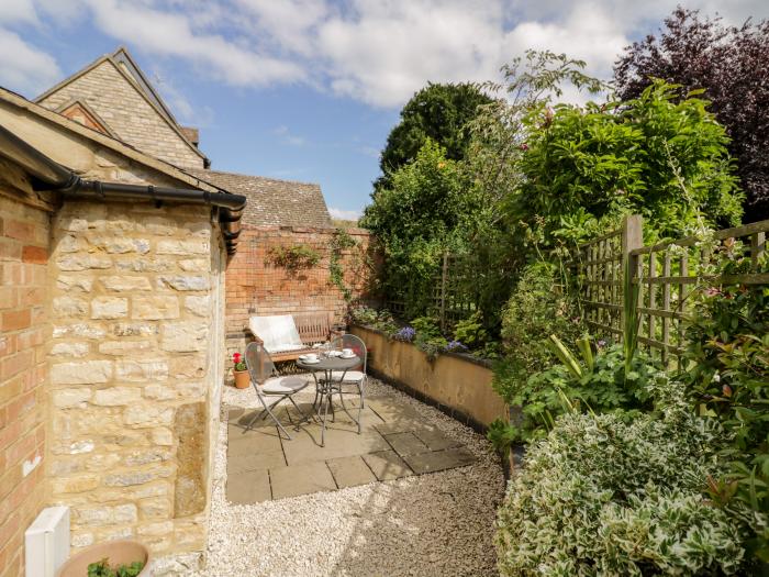 Old Bothy in Halford, Warwickshire. One-bedroom, characterful cottage ideal for couples. Adult-only.